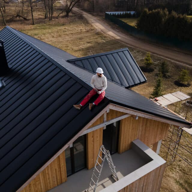 Roll roofing or shingles? Confused about the best choice? District Roofing has the answer! Uncover the pros and cons to make an informed decision. 🏠🔨